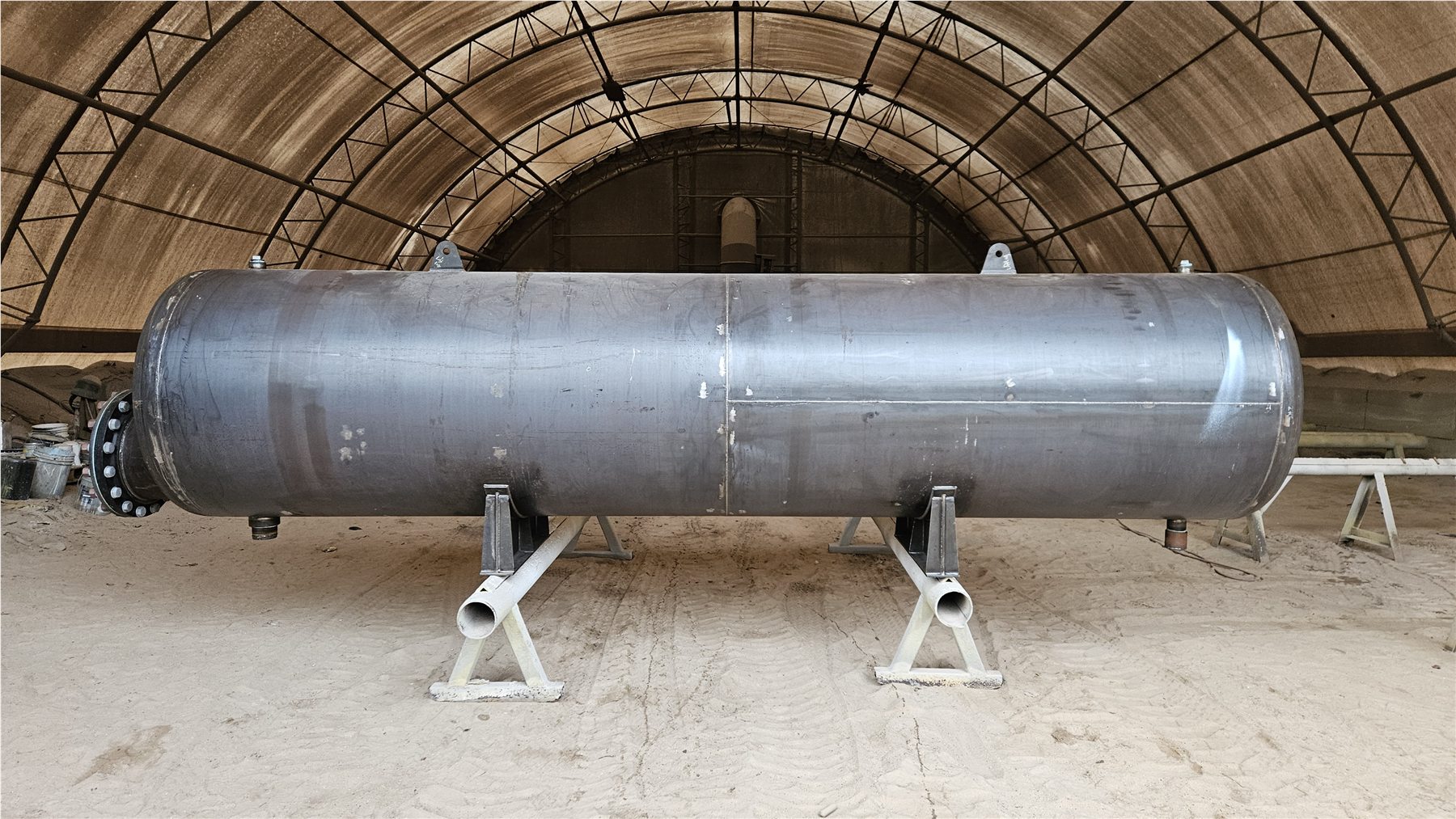 Uncoated cylindrical potable water tank in a fabrication setting